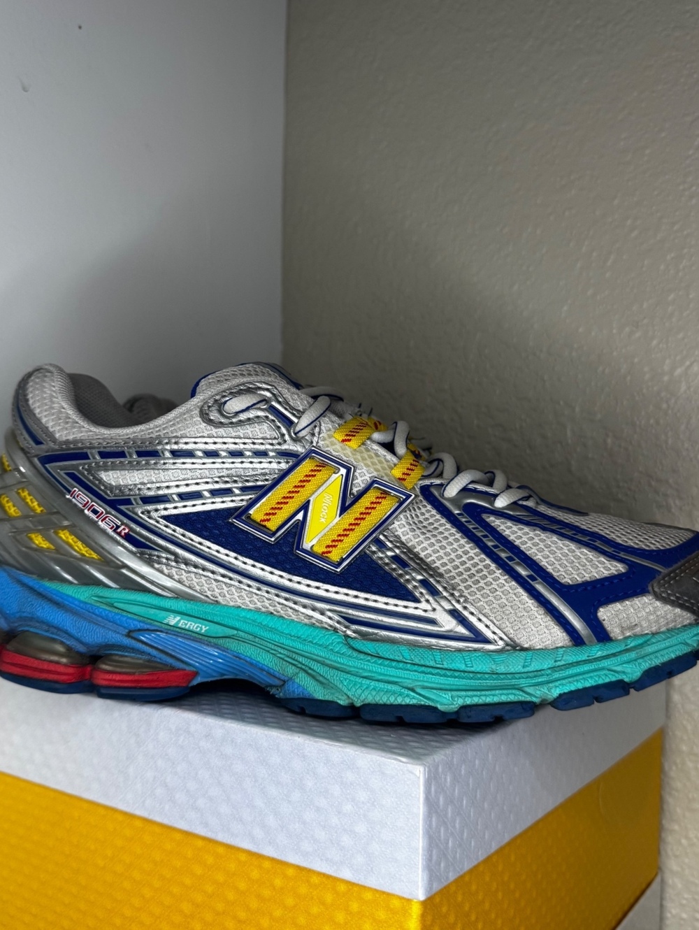 New Balance 1906R Men’s 9.5 Silver Blue Yellow Retro Runner Sneakers U1906R